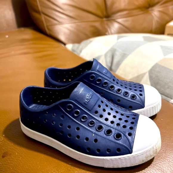 Kids Native Shoes Size 9 - Picture 3 of 4